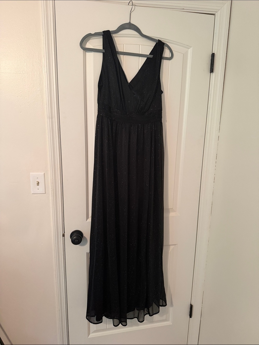 Elegant Black Sparkle V-Neck Evening Dress